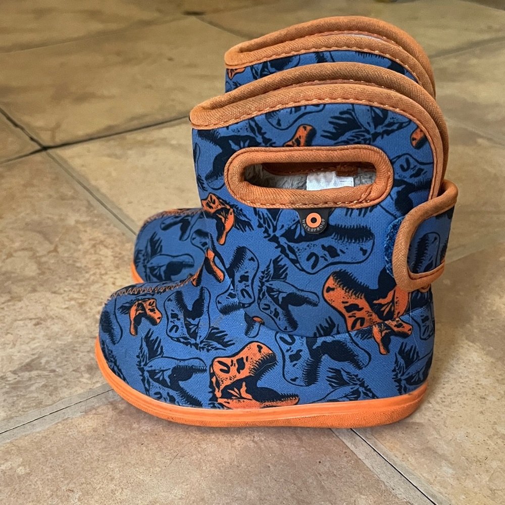 Size 6 toddler bogs